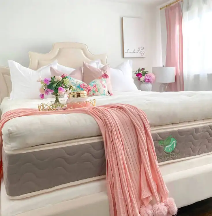 How_to_decorate_a_bedroom_with_organic_furniture_section-3
